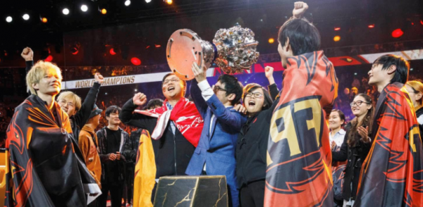 奪冠狂歡後的“選手搶親大戰” 奪冠狂歡後的“選手搶親大戰”