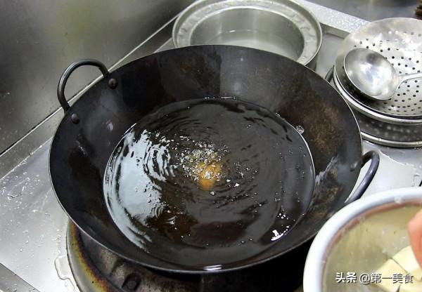 紅薯別隻會烤著吃了,試試這道麻臉紅薯,酥脆甜糯,越吃越想念 紅薯別隻會烤著吃了,試試這道麻臉紅薯,酥脆甜糯,越吃越想念