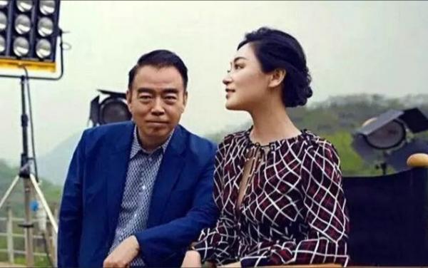 陳凱歌夫婦走紅毯,53歲妻子穿全黑服裝氣場開掛,不輸給同場鞏俐 陳凱歌夫婦走紅毯,53歲妻子穿全黑服裝氣場開掛,不輸給同場鞏俐