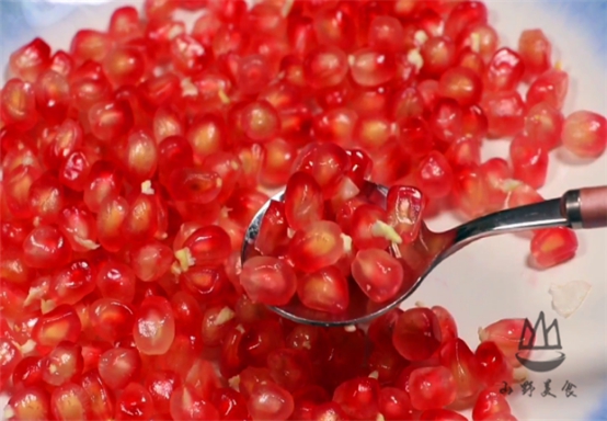 石榴上有小開關,勺子輕輕一敲,石榴籽自動脫落,一分鐘剝一大盤 石榴上有小開關,勺子輕輕一敲,石榴籽自動脫落,一分鐘剝一大盤