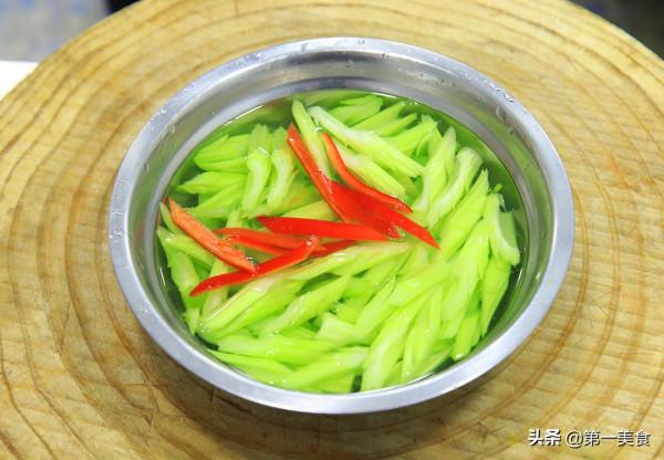 西芹炒雞蛋不要直接下鍋炒，多做這一步，清脆入味，熱量低更健康