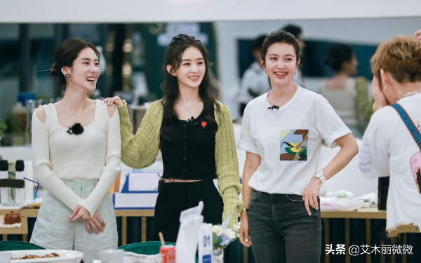 趙麗穎又&OpenCurlyDoubleQuote;嫩&rdquo;回來了，穿露臍t搭綠色開衫超甜，少女感十足