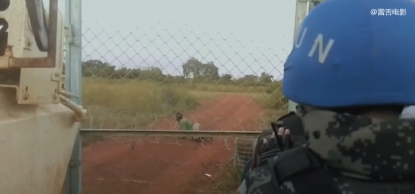 非洲難民打群架,中國維和部隊趕到,兩招把他們制服!紀錄片 非洲難民打群架,中國維和部隊趕到,兩招把他們制服!紀錄片