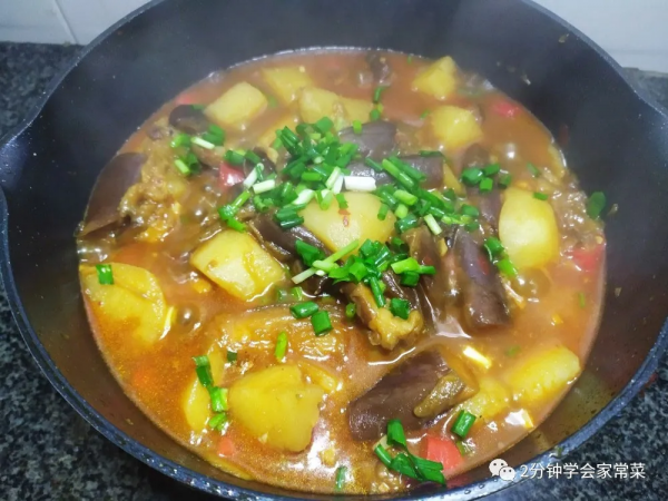 秋冬天冷了，多吃這道燉菜，營養豐富易消化，熱熱乎乎一大碗