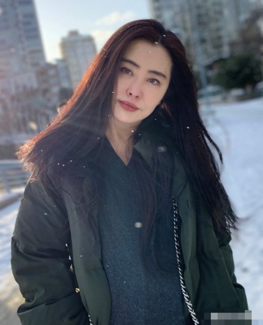 王祖賢曬54歲素顏照，面板無光澤略蒼白，但不打針的臉就是自然