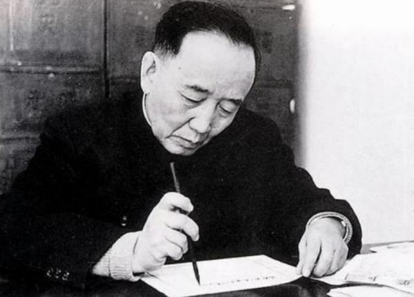 泰山上的“蟲二”兩字是什麼意思？郭沫若的解釋讓人茅塞頓開