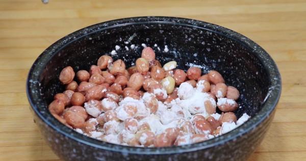 炸花生米，很多人第一步就錯了，大廚教你正確做法，酥脆可口