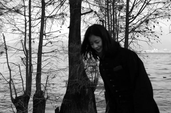 李庚希分享黑白濾鏡plog，盡顯高階感，笑起來好治癒，氛圍感十足