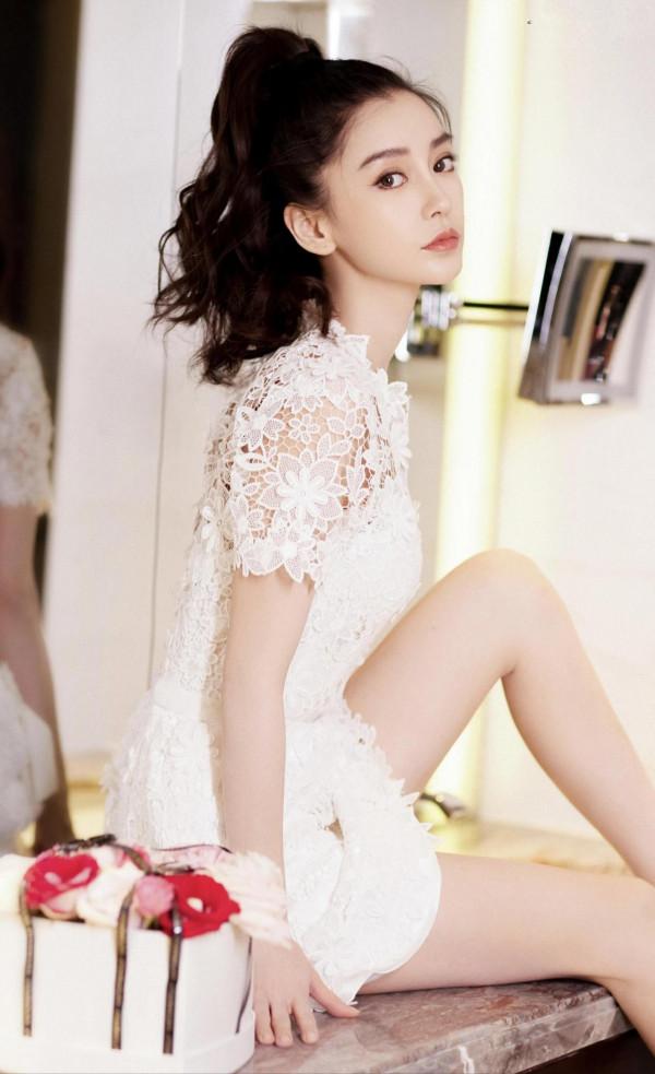 楊穎白裙代言香水