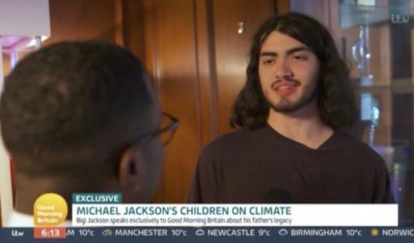 邁克爾·傑克遜23歲女兒曬深夜泡澡照,坐浴缸裡吞雲吐霧紋身顯眼 邁克爾·傑克遜23歲女兒曬深夜泡澡照,坐浴缸裡吞雲吐霧紋身顯眼