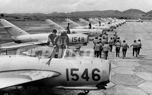 1954年我軍誤擊英國客機，美軍派2艘航母威逼，引發海南中美空戰