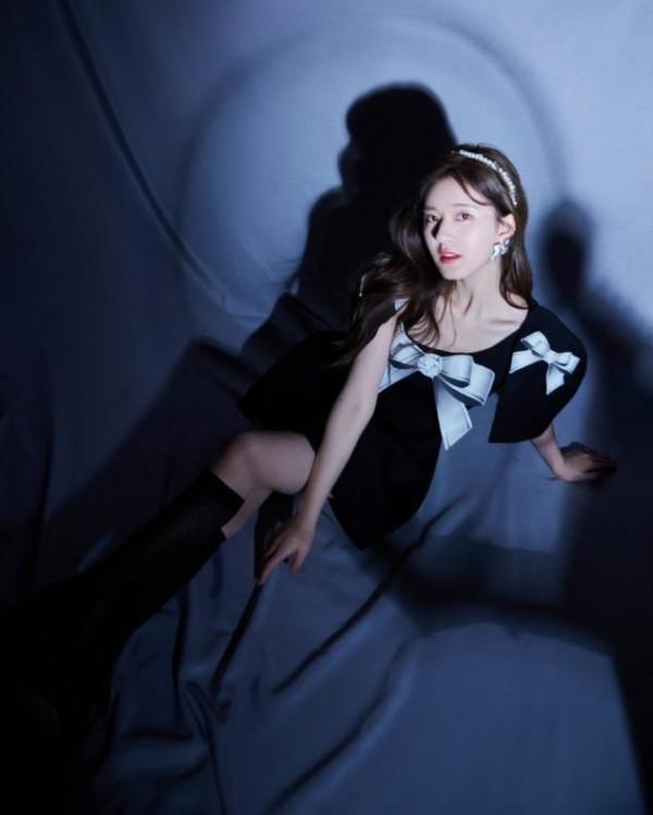 趙露思的“肉肉臉”挺吃香的，穿學院風套裝清純動人，越看越好看