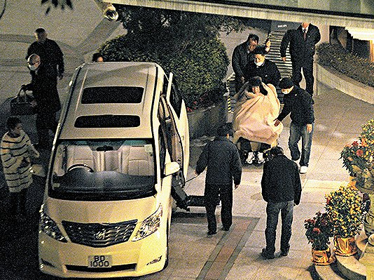 藍瓊纓的高階情史，14歲靠家世拿捏賭王，15年生5個娃攢千億身家