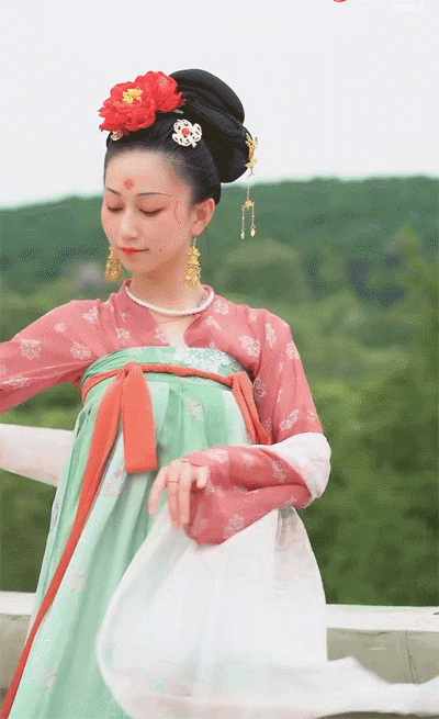 一人一生活·費青:她用短影片向世界彰顯極致的東方美 一人一生活·費青:她用短影片向世界彰顯極致的東方美