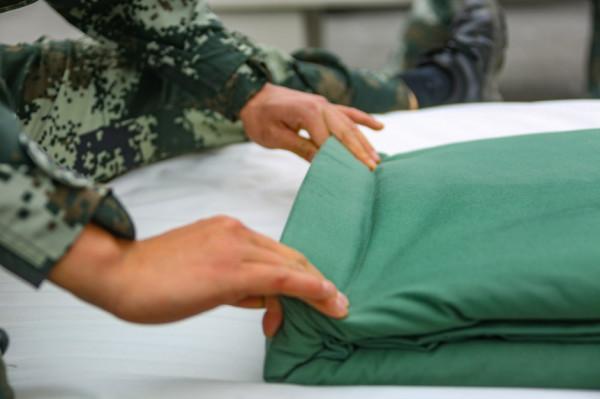 “豆腐”好剛——看武警兵哥“被子王”爭霸賽大角逐 “豆腐”好剛——看武警兵哥“被子王”爭霸賽大角逐