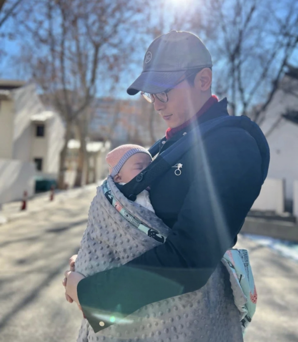 朱珠春節曬瑜伽照，假裝在海邊姿態婀娜，女兒在一旁練抬頭萌態足