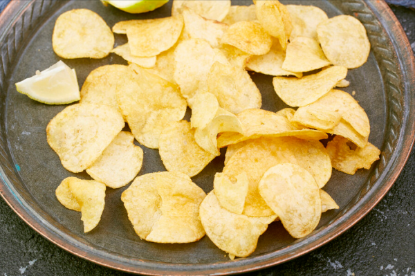 在家炸薯片，成本不到2塊錢，金黃酥脆乾淨衛生，想吃多少炸多少