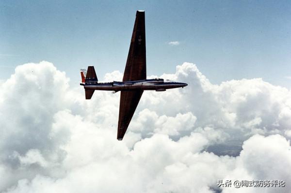 1959年某夜，美間諜飛機冒險迫降在美國山區，下來的卻是中國人