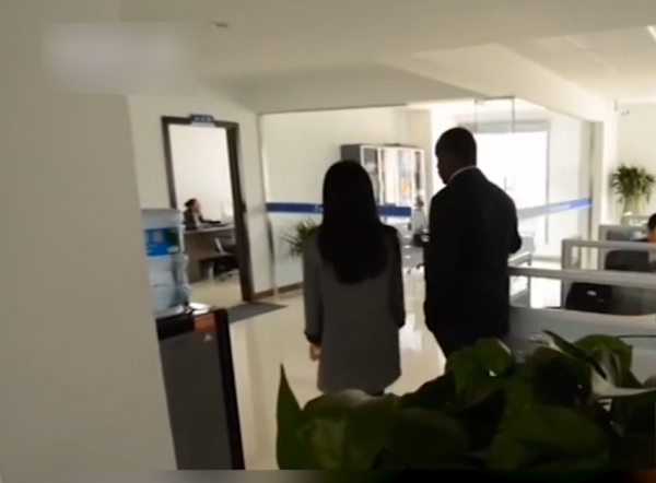 這個黑人在中國做生意成億萬富翁後,竟放棄當老闆,來報答中國 這個黑人在中國做生意成億萬富翁後,竟放棄當老闆,來報答中國