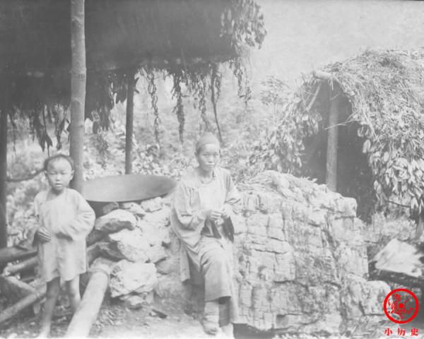 晚清老照片:皇帝敕建牌坊表彰3名節烈婦女,男子擺攤賣小鴨子 晚清老照片:皇帝敕建牌坊表彰3名節烈婦女,男子擺攤賣小鴨子