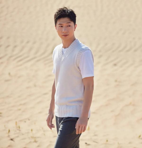 原來馬龍這麼會穿,拼接襯衫造型像潮流博主,拍時尚大片也很有範 原來馬龍這麼會穿,拼接襯衫造型像潮流博主,拍時尚大片也很有範