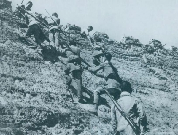 建國以後，主席得知同窗伍如春家境窘迫，親筆信送去300元人民幣