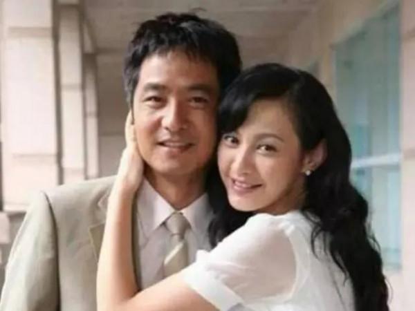 嫁給初戀的這幾位女星幸福得像花兒