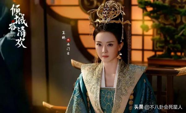 那些老了就演皇后太后的演員，年輕時都是大美人，老了氣質依舊