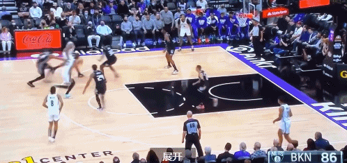哈登傳球失誤對手反擊轟進三分 哈登雙手怒砸皮球吃T