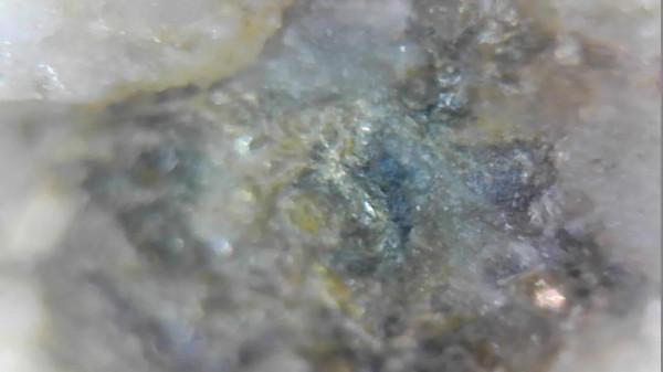 展示一塊月球玄武岩隕石