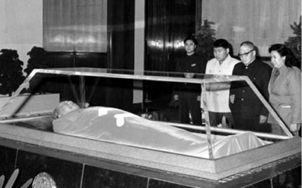 如何保護毛主席遺容的光輝形象？電影廠職工出一方法，沿用至今