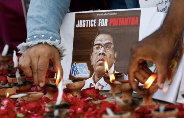 被人懷疑“褻瀆先知”，外國男子被上百人殘忍毆打後活活燒死