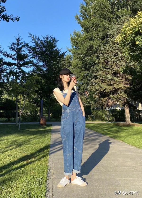 迪麗熱巴曬出遊照美貌線上，少女感穿搭溫柔減齡，堪稱穿搭模板