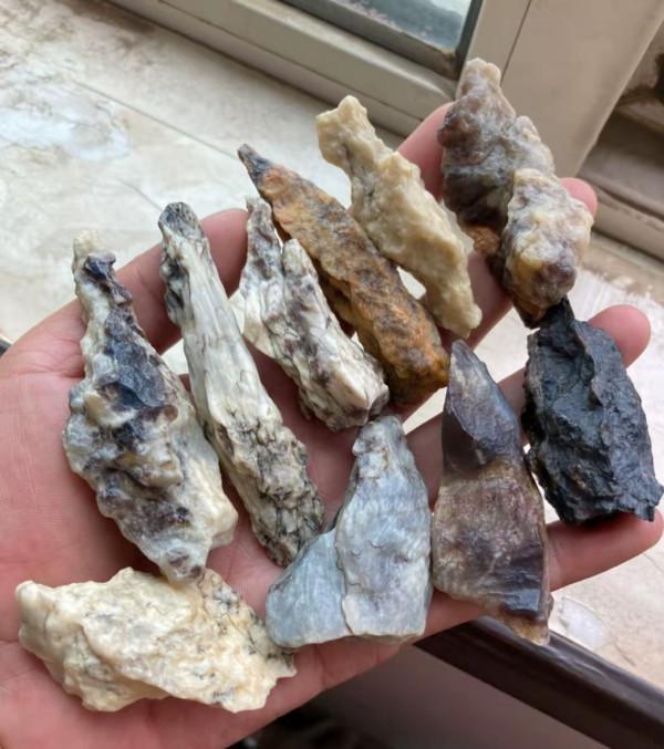 在哈密戈壁灘，有一種石頭非常像玉，至今尚未定名