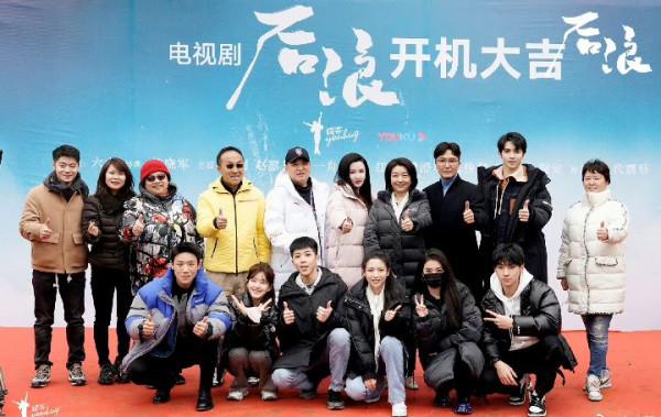 54歲江珊終於復出，不做髮型全場最樸素，奶奶風打扮更暴露年齡