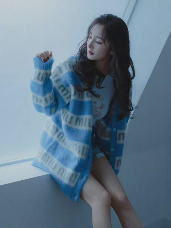 楊冪又帶火了“回力鞋+裙子”！巨美巨顯腿細，絕了