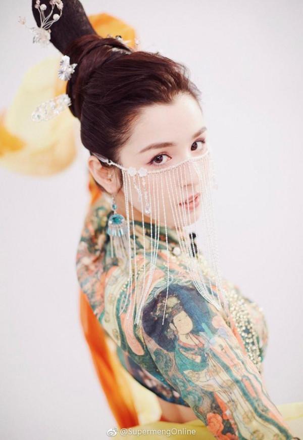 哈尼克孜就像是一個落入凡間的精靈 哈尼克孜就像是一個落入凡間的精靈