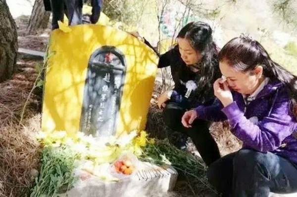 21歲戰士犧牲前問護士能抱一下嗎，她低頭親吻留下老山著名戰地照