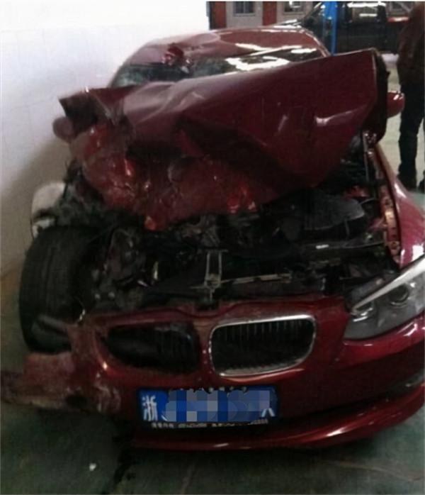 2012年，村花為上位，花光積蓄打造明星夢，卻因一場意外化為泡影