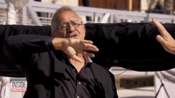 美國教授出海遊玩偶遇一群海豚，竟救回一個漂流了12小時的女子