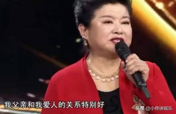 70歲的“大辣椒”近況曝光！手捧飯包吃得正香，素顏出面被指太老