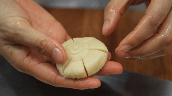 一碗麵粉，一捏一烤，廚師長教你做梅花酥，酥脆可口，甜而不膩