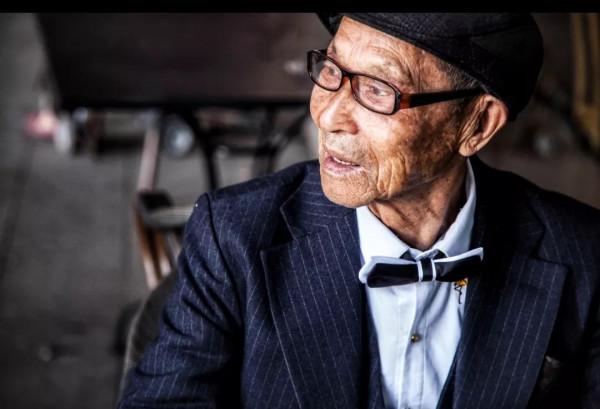 阿姨：我年輕漂亮憑什麼AA;76歲大爺：年輕漂亮不能當飯吃