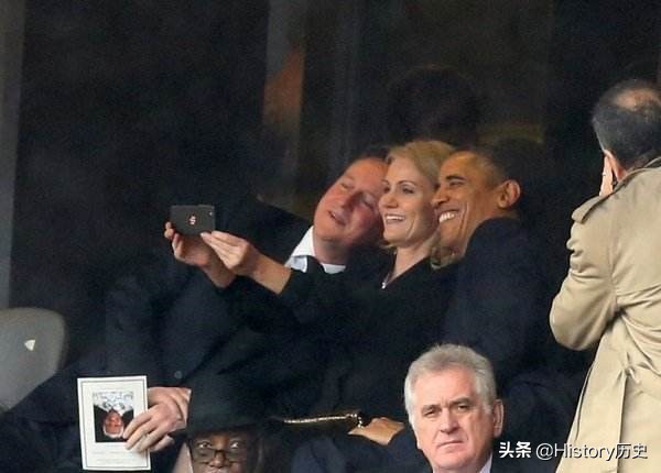 曼德拉追悼會上的尷尬時刻:奧巴馬與丹麥女首相、英國首相玩自拍 曼德拉追悼會上的尷尬時刻:奧巴馬與丹麥女首相、英國首相玩自拍
