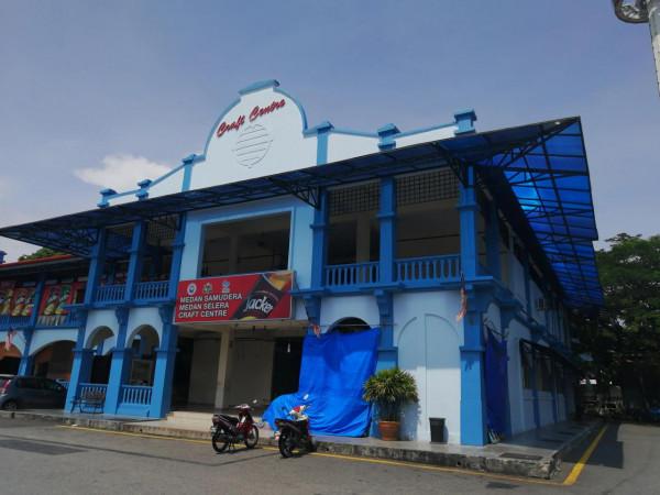 回憶是條悠長的海岸線，風平浪靜的馬六甲海峽