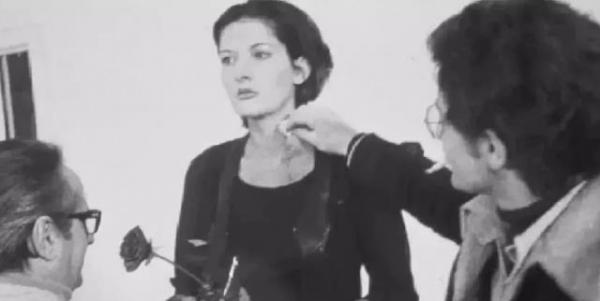 她將身體麻醉6小時，任由觀眾隨意處置，結局：意料內的醜惡人性