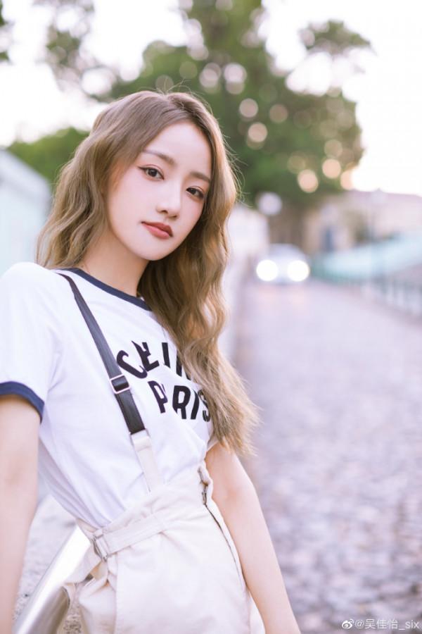 元氣開年裝：魯照華的陽光紅，周也的小腦斧，吳佳怡的仙女服