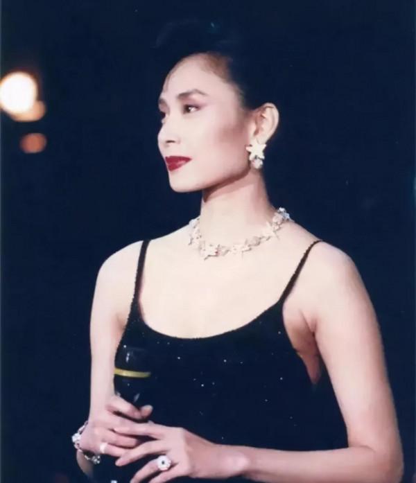 炒樓炒股炒珠寶一年狂賺5億？“最美港姐”鄺美雲的流金歲月