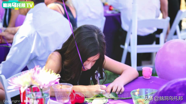 60歲老人和11歲少女的奇怪婚禮!他們背後究竟隱藏著怎樣的故事? 60歲老人和11歲少女的奇怪婚禮!他們背後究竟隱藏著怎樣的故事?