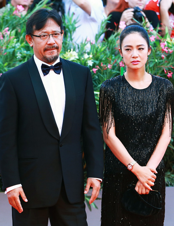 姜文的眼光真好，妻子周韻一襲黑色流蘇裙成熟優雅，氣質高階